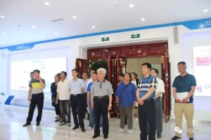  西藏自治区日喀则市南木林县党政考察团 考察参观中国兽药饲料交易大厦 